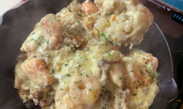 キャンプ飯 キングサーモン海鮮チーズ炒飯の簡単レシピ