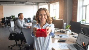 プチギフトを職場で贈るなら。お菓子以外の「喜ばれる」新定番、心と体を整える熟成魚の贈り物