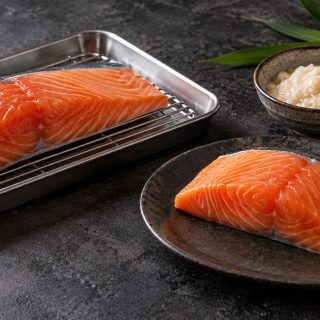 低温熟成用のサーモンと米麹の漬け床を並べた調理イメージ