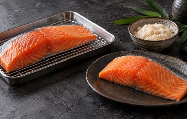 低温熟成用のサーモンと米麹の漬け床を並べた調理イメージ