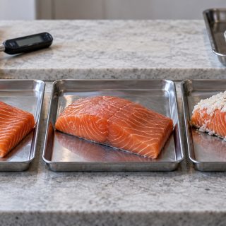同じサーモンを鮮魚、低温で寝かせた状態、米麹に漬けた状態で並べた比較